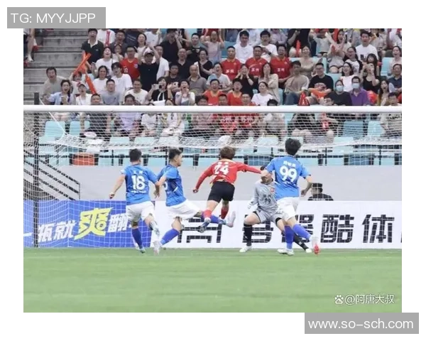 足球巨星震撼落地时刻全景绘制展现运动激情与力量之美